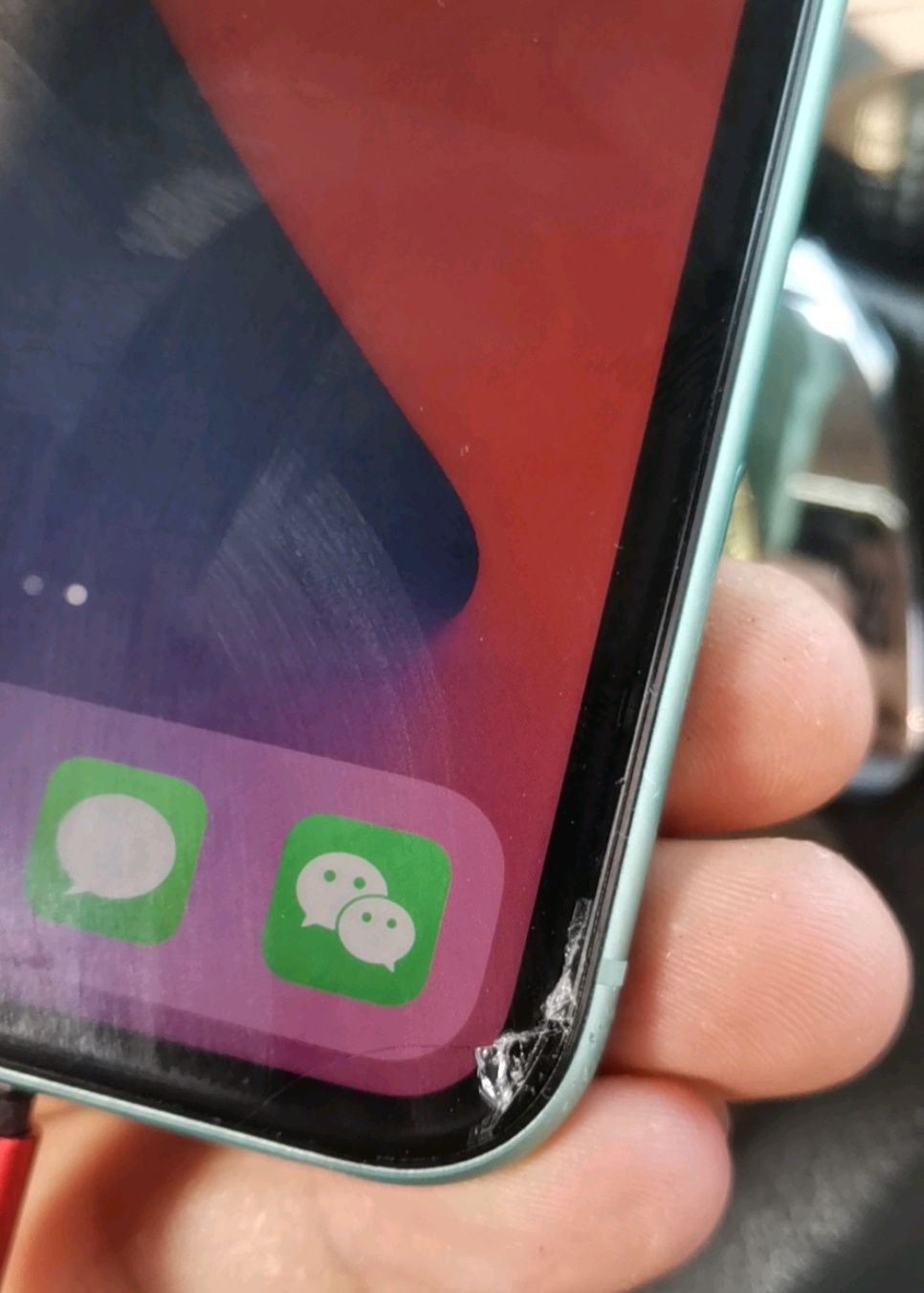 不小心又把手机屏幕摔碎了个角,贴个气囊膜完美遮盖,将就用吧