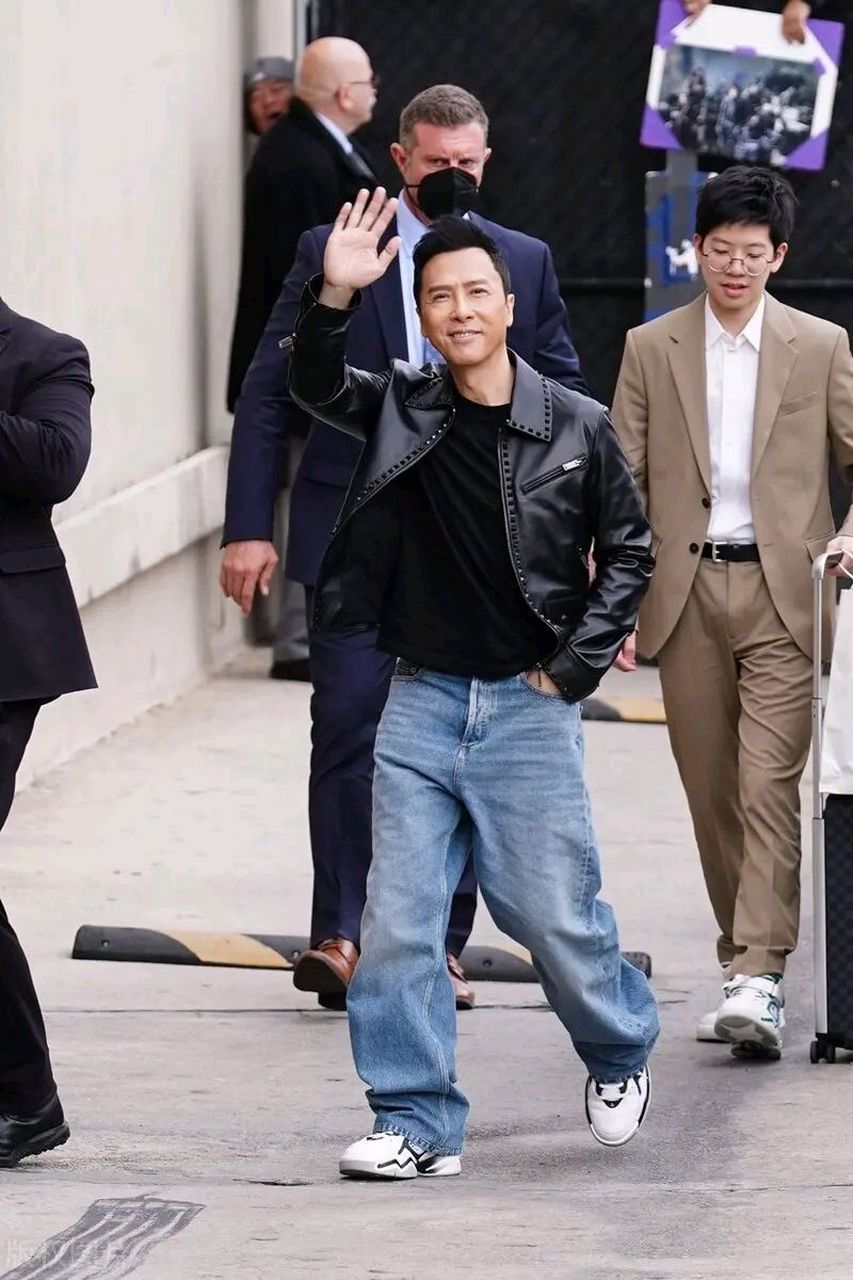 甄子丹的身材还是很不错的,穿上皮衣有点像个机车男,真的是太酷了