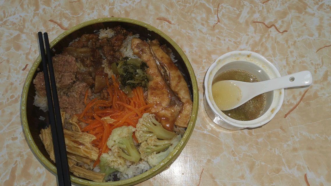 在汕头吃的特色美食:荷叶蒸笼饭,第一次吃