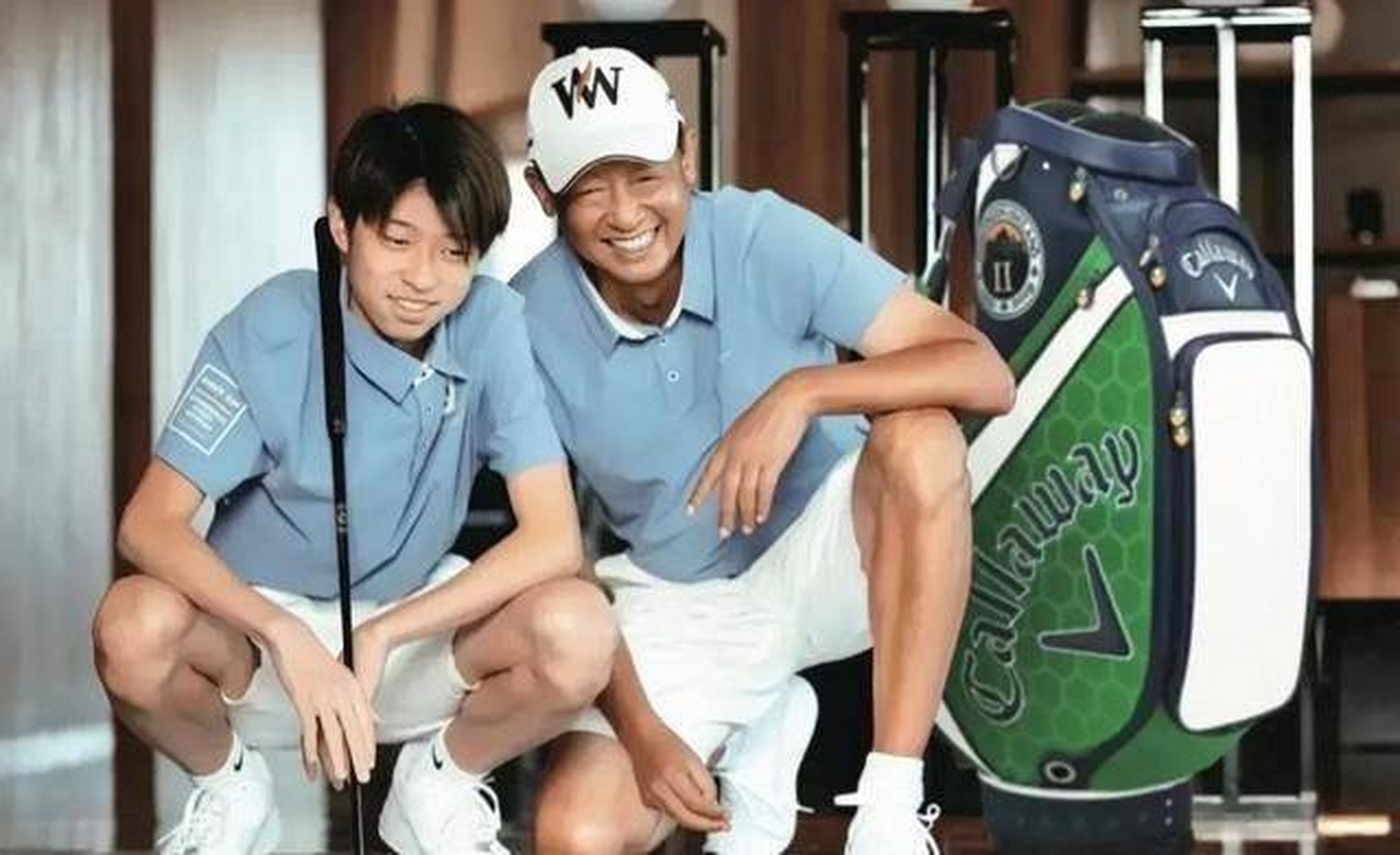 56岁王志文一家出游,他显老态,娇妻好年轻,一家三口似祖孙三代