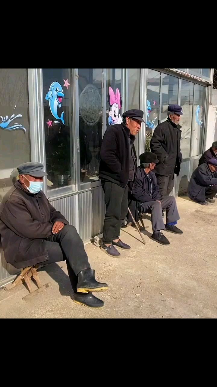 等我们年老后,是不是也只能这样在村口懒懒的坐着聊天