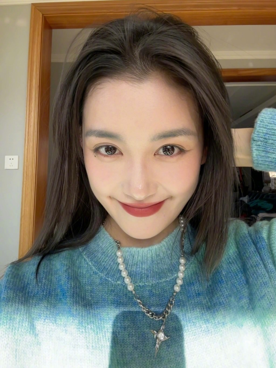 蒋依依这两张图倒是看出了一点混血感,五官很精致,长相明媚大气