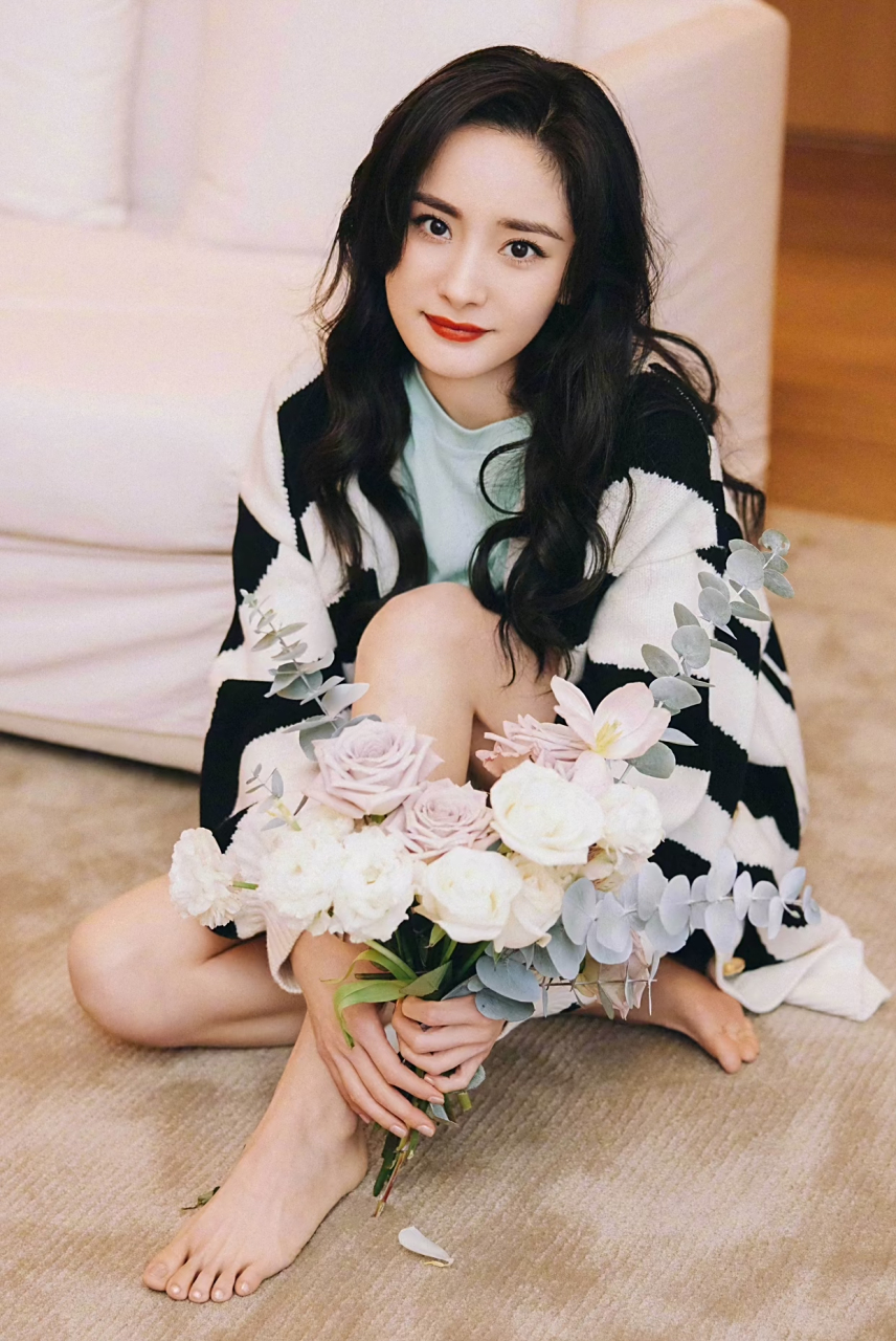 养眼美女# #美腿玉足# 杨幂穿鲜花图案超短裙 秀美腿玉足真是极品