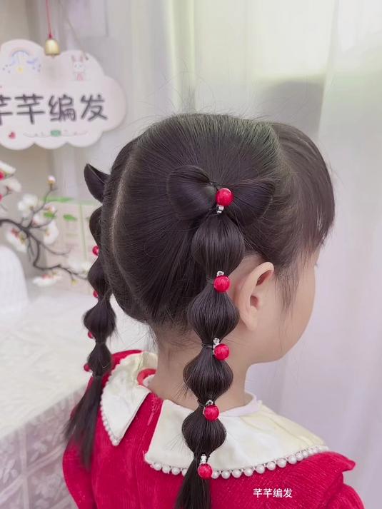 新年喜庆蝴蝶结灯笼辫萌娃发型,学会了吗?