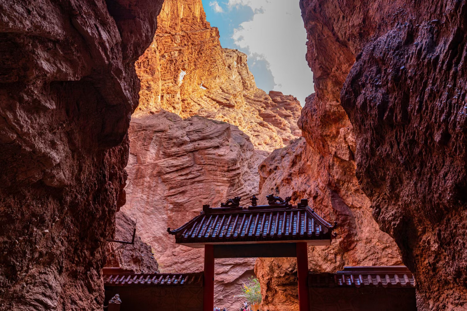 天山神秘大峡谷,由一片大面积的红褐色山体组成,峡谷内是一条狭长的