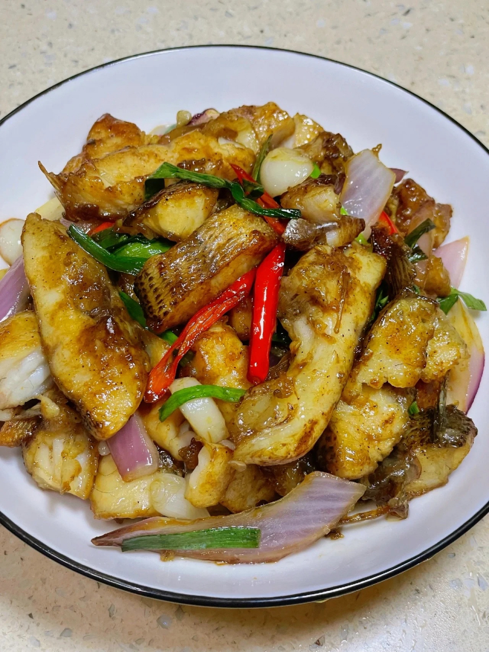 香煎鲈鱼 食材:  鲈鱼,洋葱,小葱,小米辣,葱姜  步骤:  11566鲈鱼