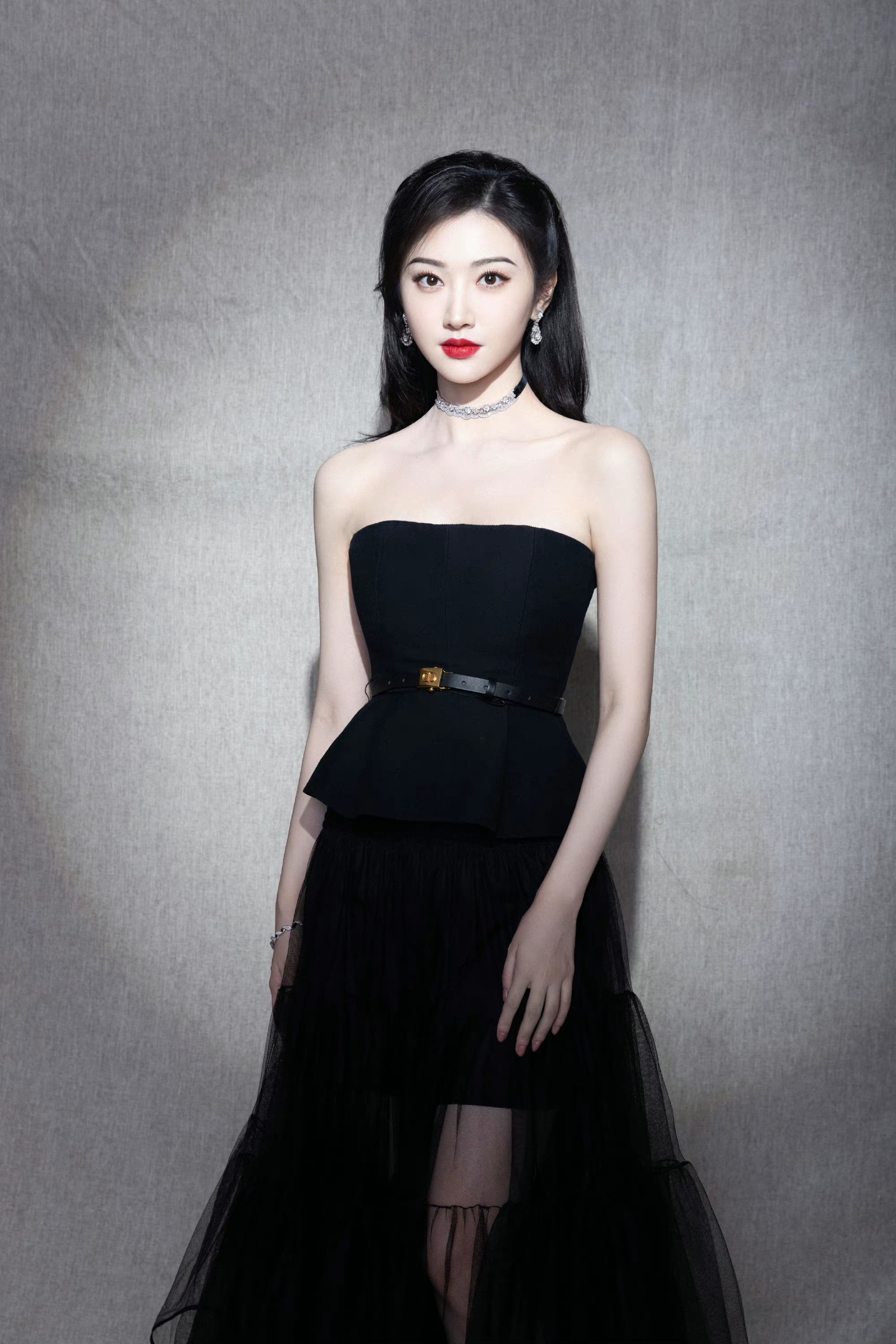 大红唇的景甜搭配精美的钻石项链与耳环,显得她更加的高贵优雅