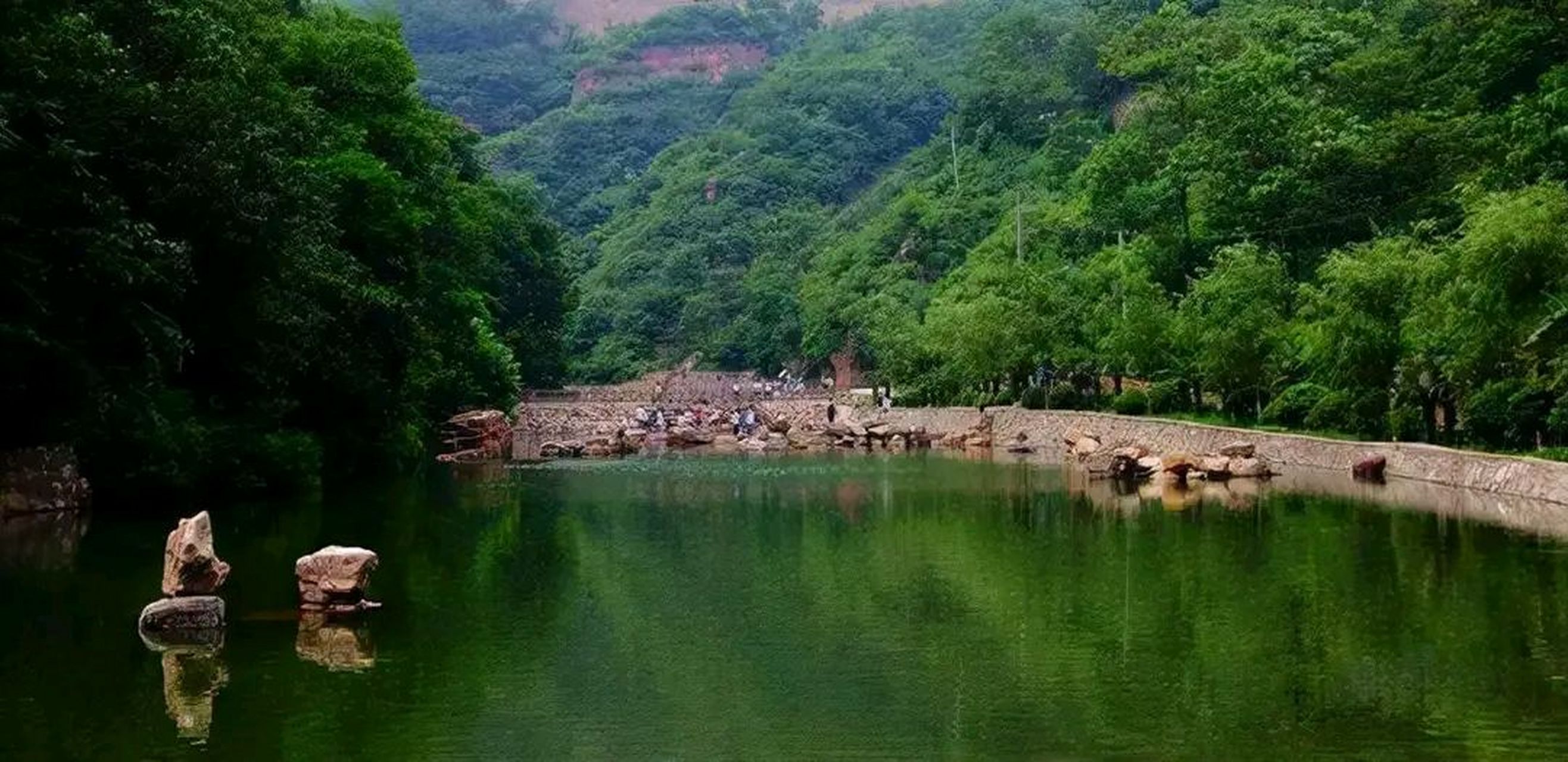 在河南省鲁山县尧山镇有个名叫龙潭峡的景区,风景秀丽,瀑布成群,溪流