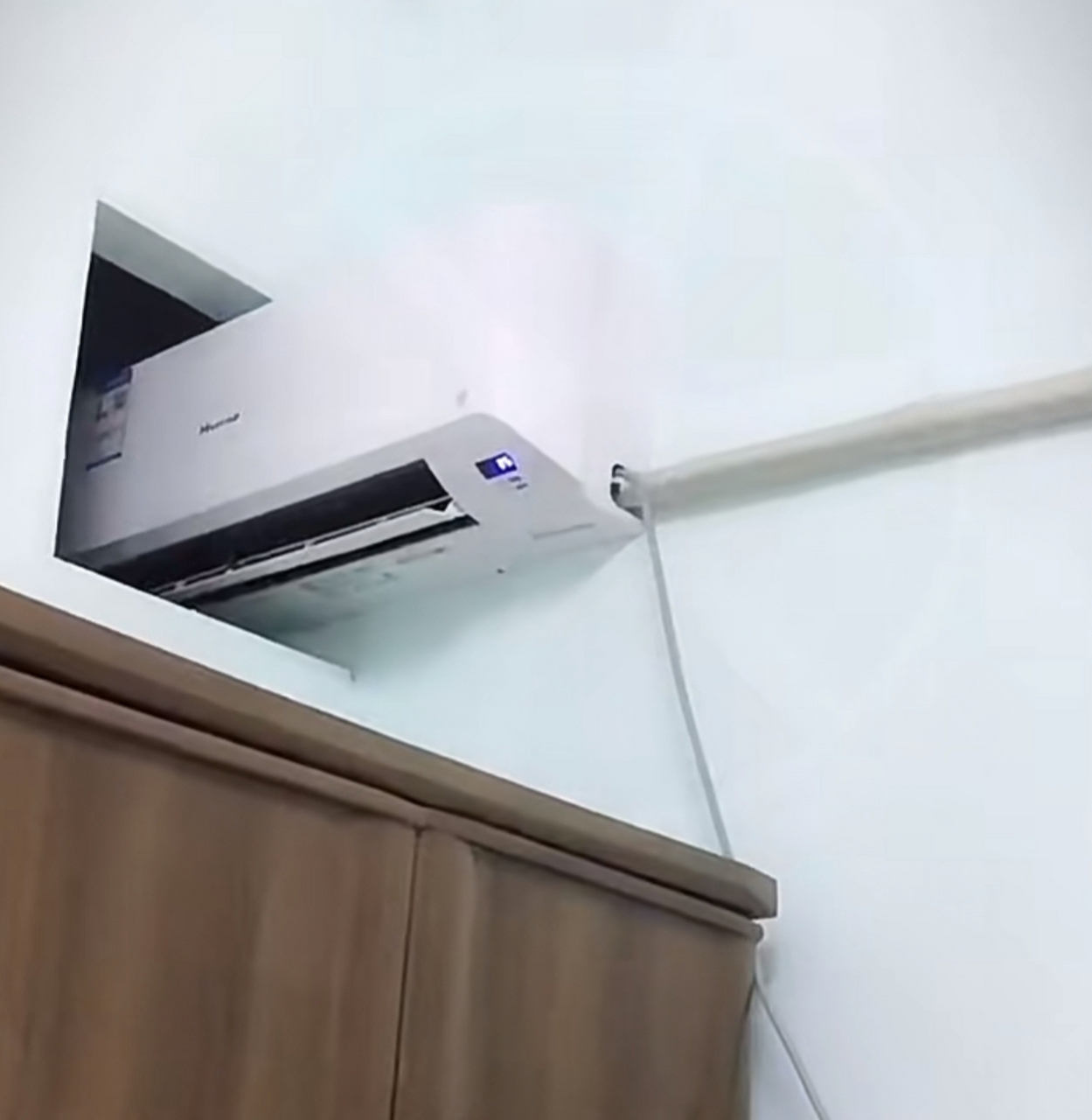 租个房子,空调是两个房间共用的,房东探头问我凉快不?这也太尴尬了!