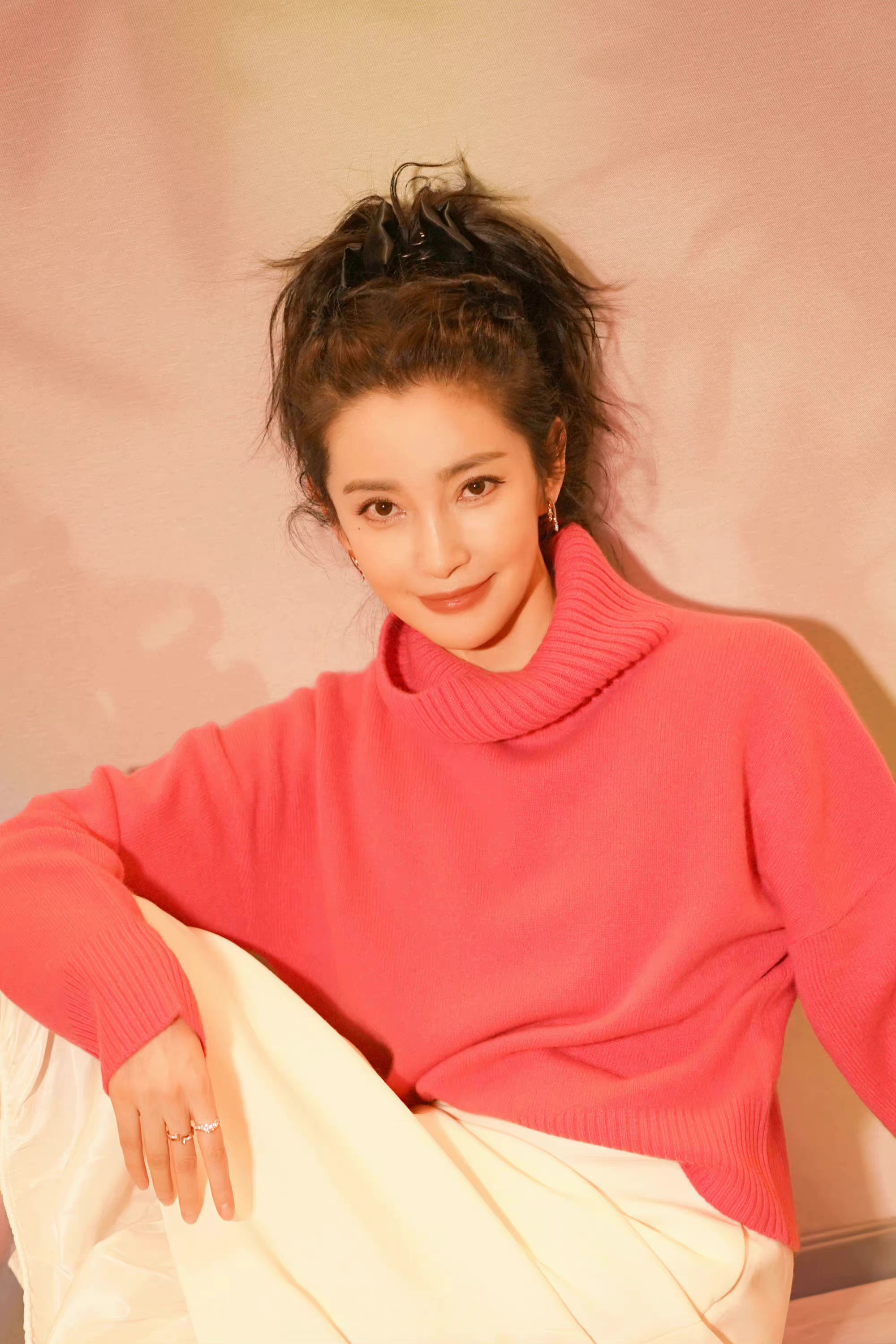 李冰冰50岁生日海报红色毛衣白色裙子高马尾造状态也太好了吧