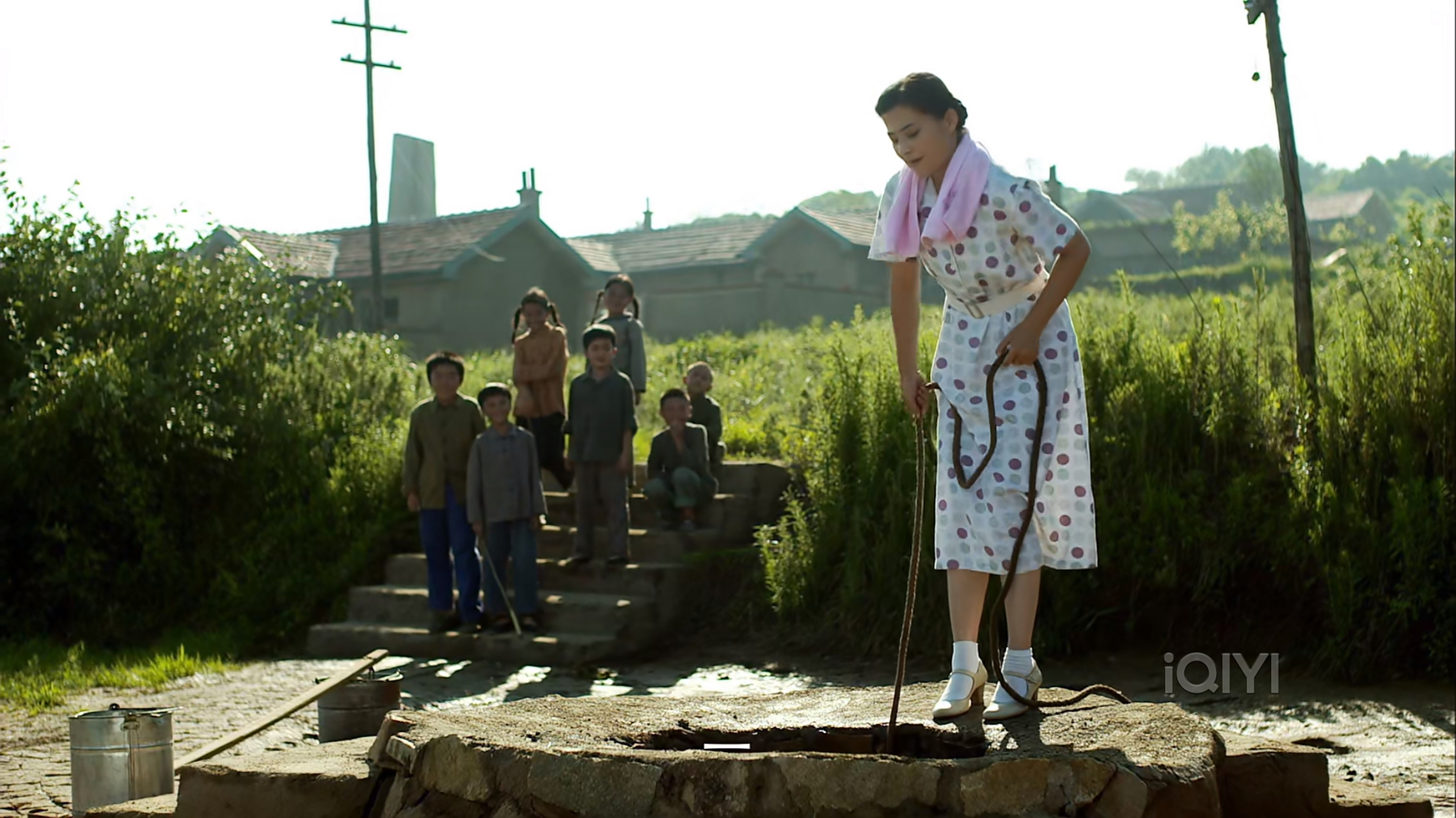 看了好几遍父母爱情,今天才注意到,安杰上岛打水时那个井里的水也太脏