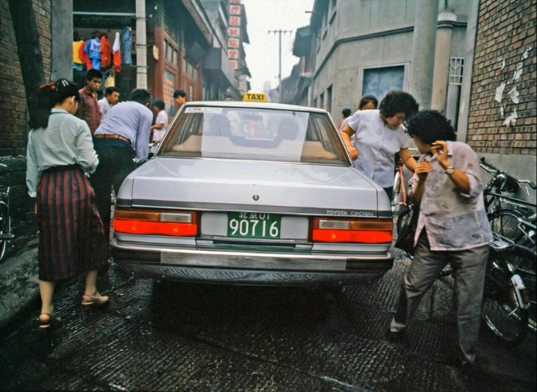 1980年,北京胡同内的出租车丰田皇冠车,胡同很窄,出租车进入时两边的