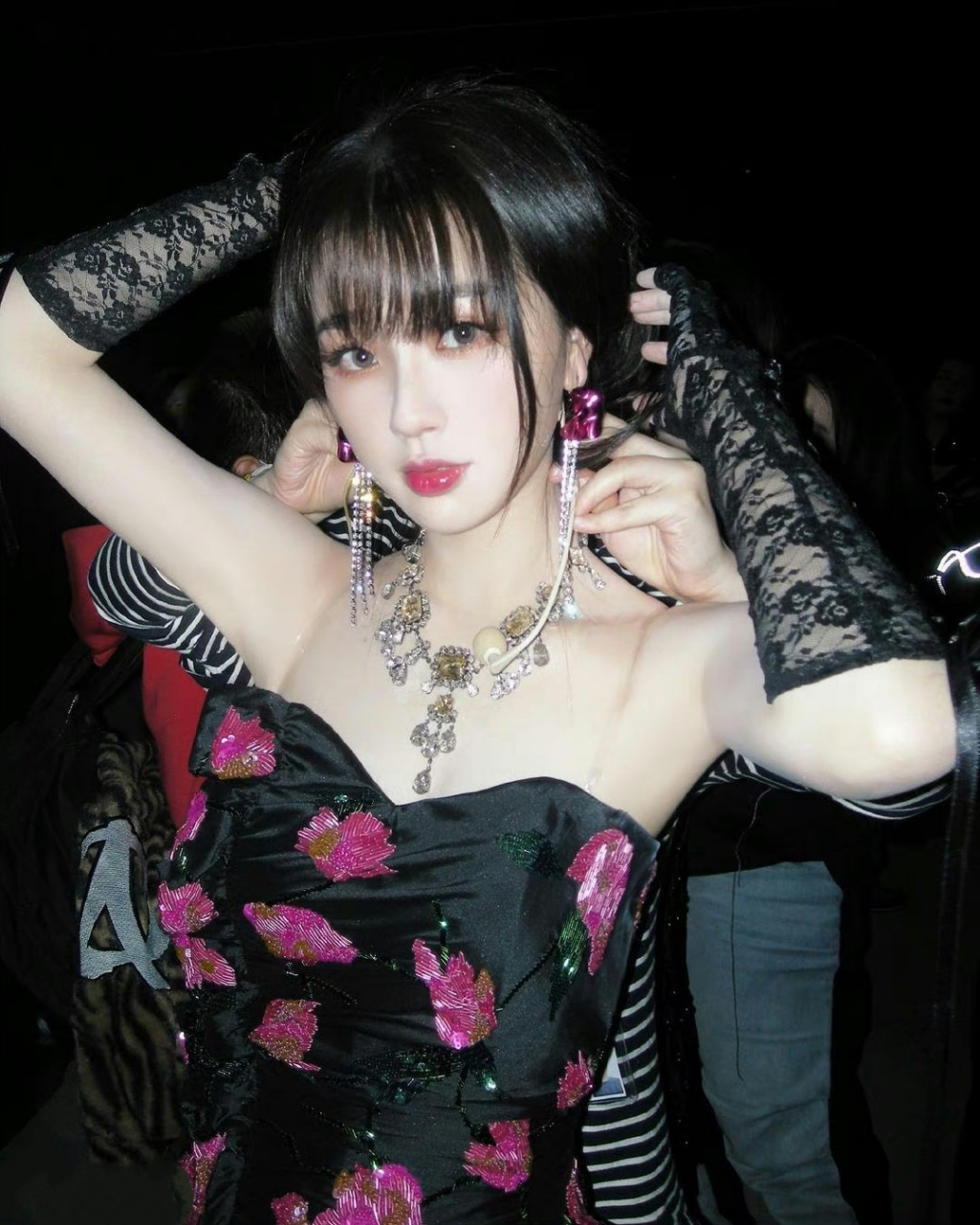 虞书欣# 乌黑飘逸的直发,花朵钉珠抹胸裙,甜美清纯,娇嗔妩媚,性感