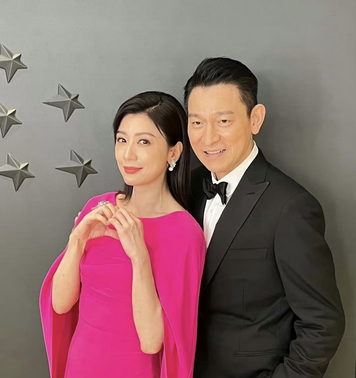 刘德华贾静雯刘雅瑟合照#  贾静雯晒与刘德华刘雅瑟合照,并表示粤刘