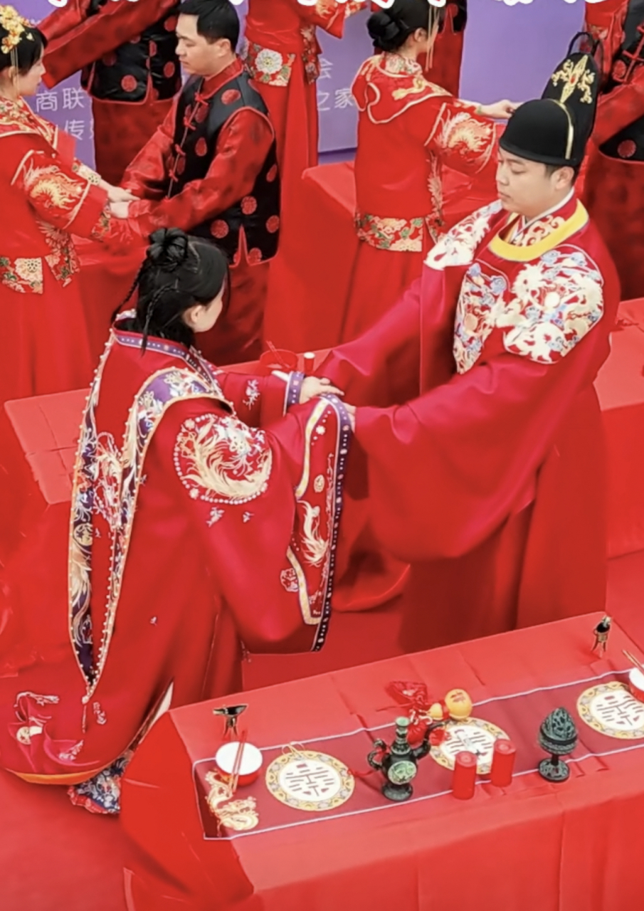 安徽芜湖15对新人身着华美汉服,演绎汉式婚礼礼仪,展现传统文化魅力.