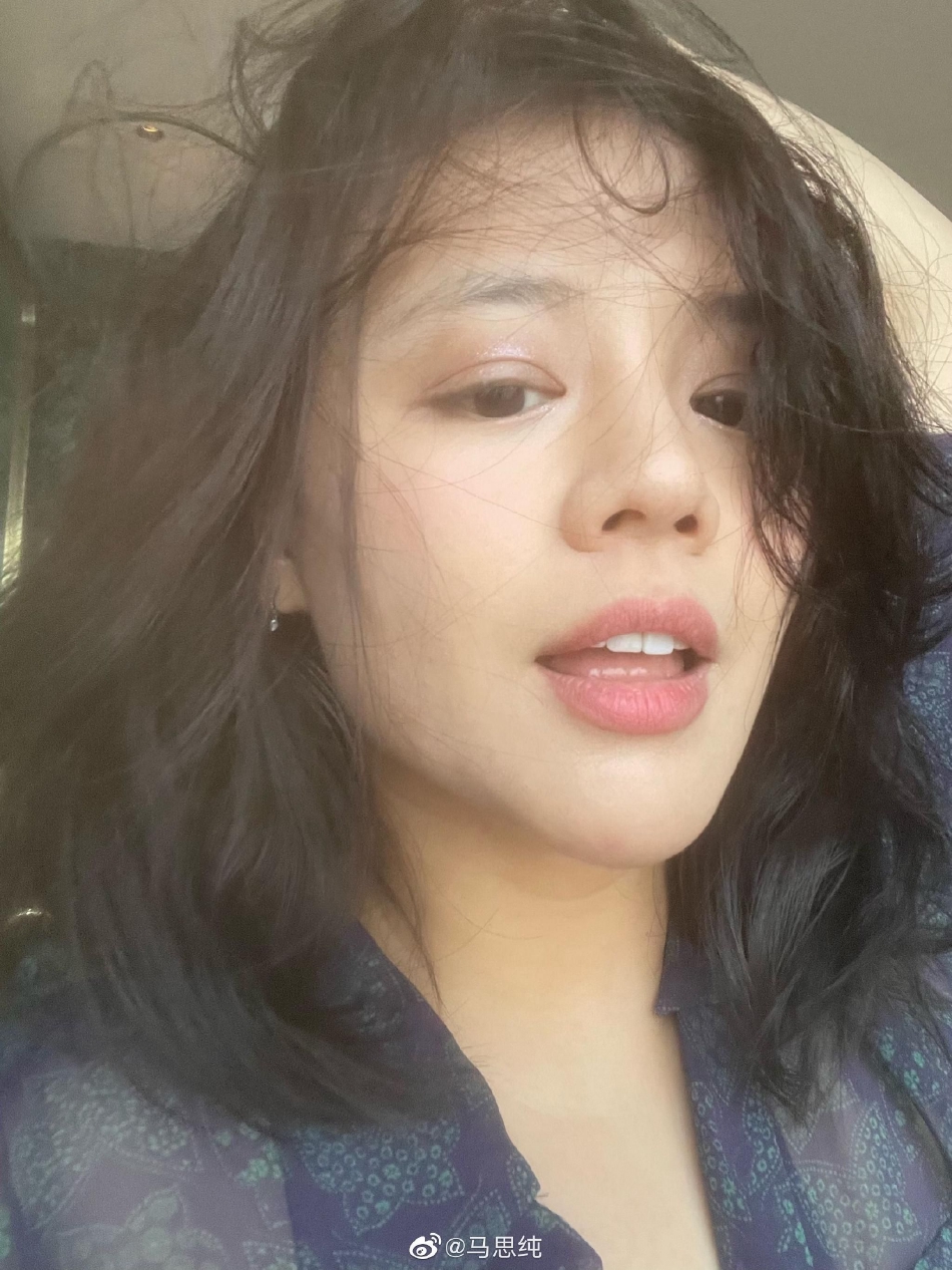 组图：马思纯分享夏日好心情自拍 长发蓬松面露甜笑嘟嘴搞怪第5张图片