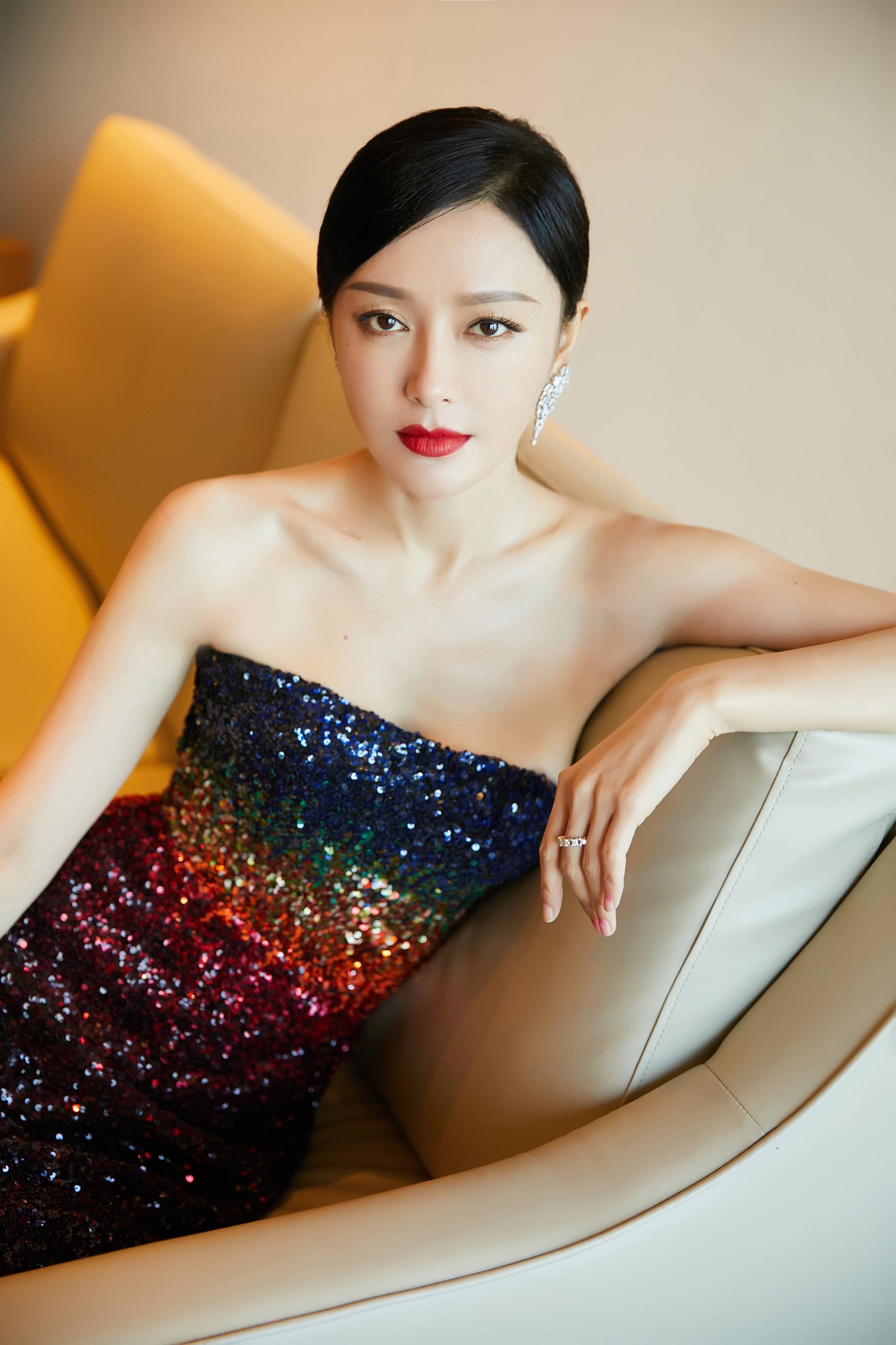 43岁的秦岚简直美爆了!一身淡黄吊带长裙,真空后背太吸睛