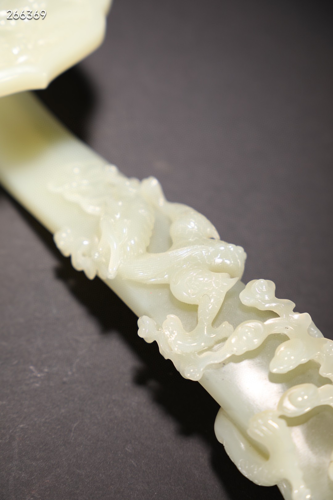 和田玉龙纹如意