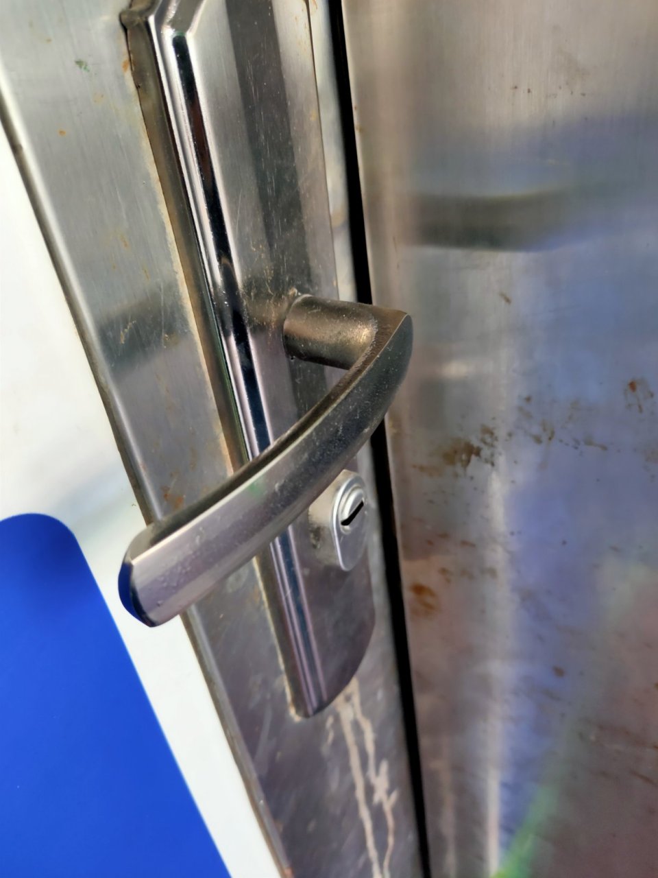 【干燥的天气  很怕静电】     老蔡住在厦门,很多人说厦门只有夏天和