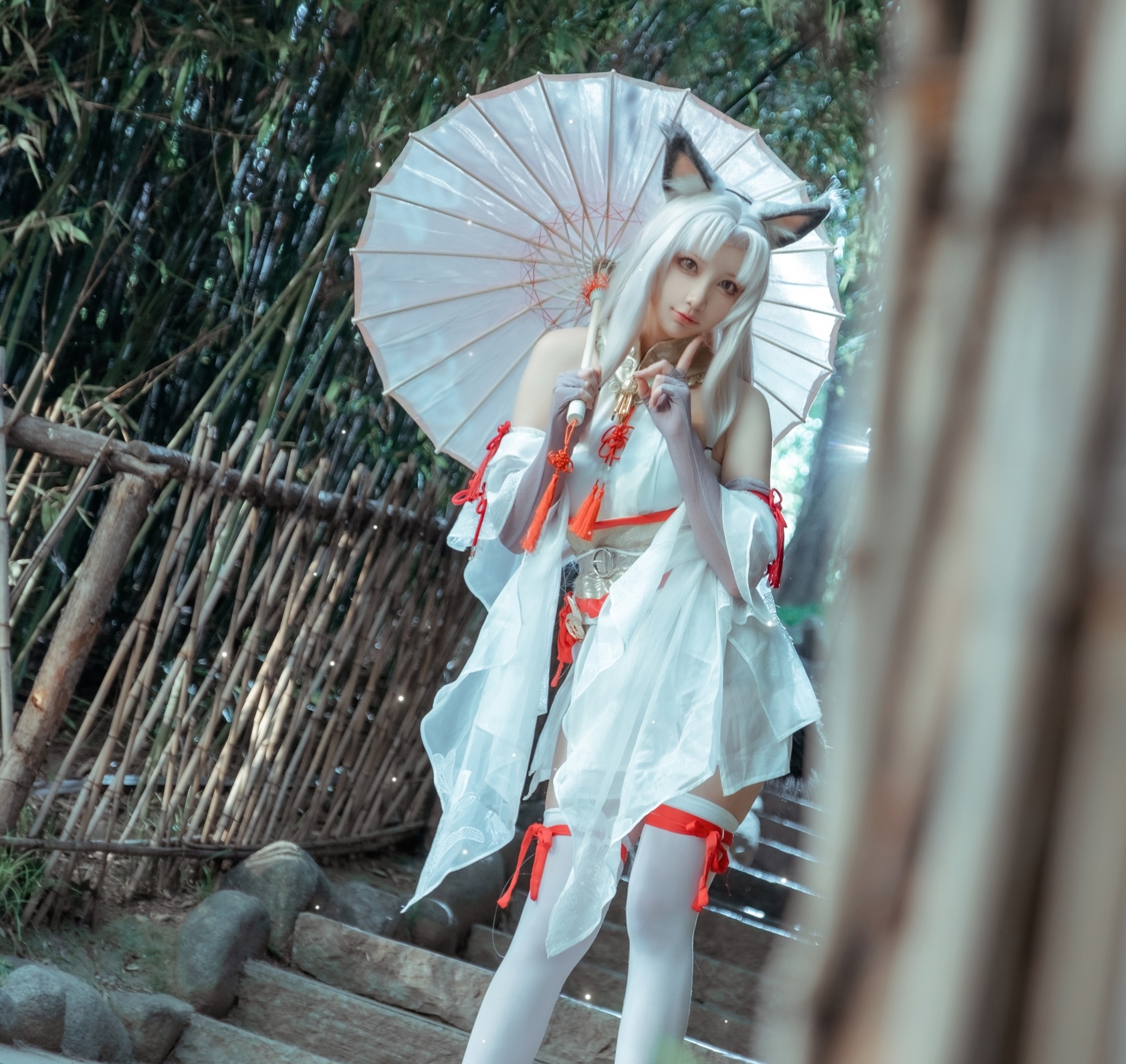 胡桃cos,白发狐妖配上过膝"白丝",这谁顶得住?