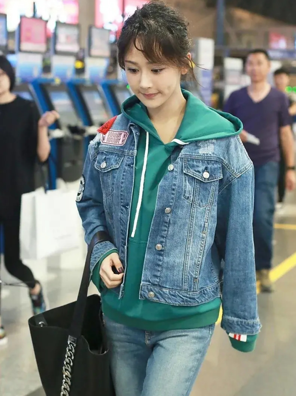 杨紫还是穿裙子好看,穿牛仔裤略显胖!