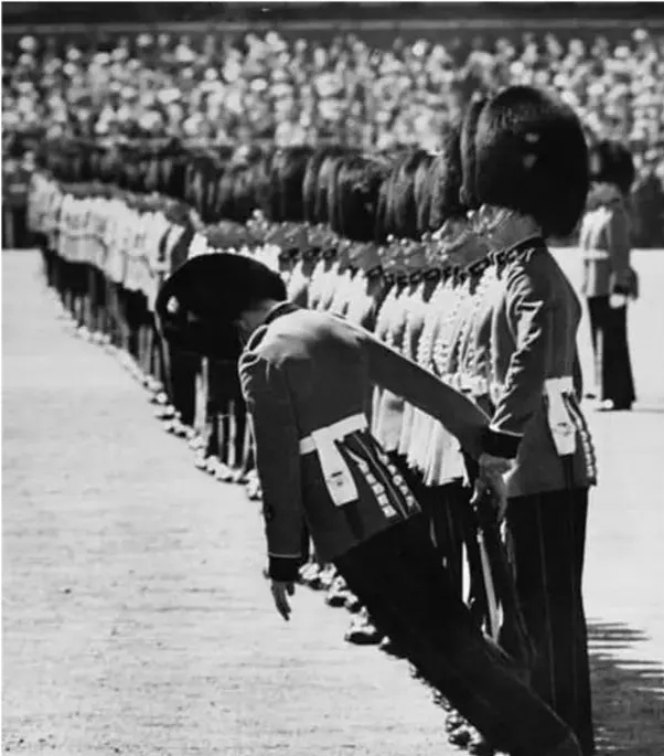 中暑倒地的英国士兵