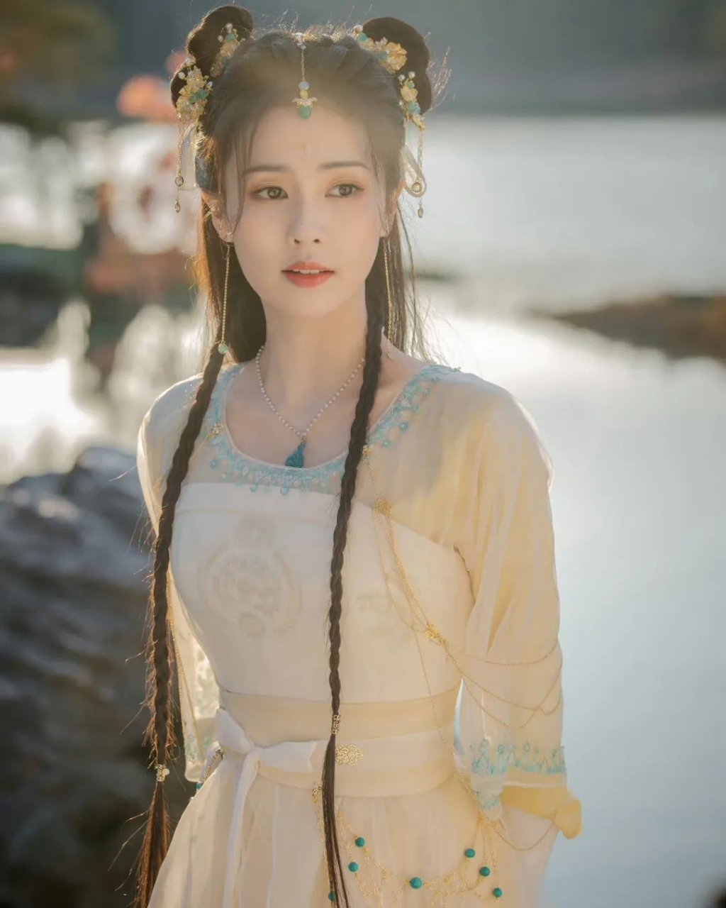 热播剧女明星白鹿近日在社交平台上分享了一组令人惊艳的照片.