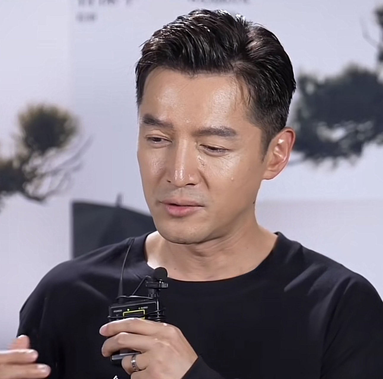 胡歌夸的吴磊都不好意思了,两个人都是很好的人,吴磊也一直把胡歌当做