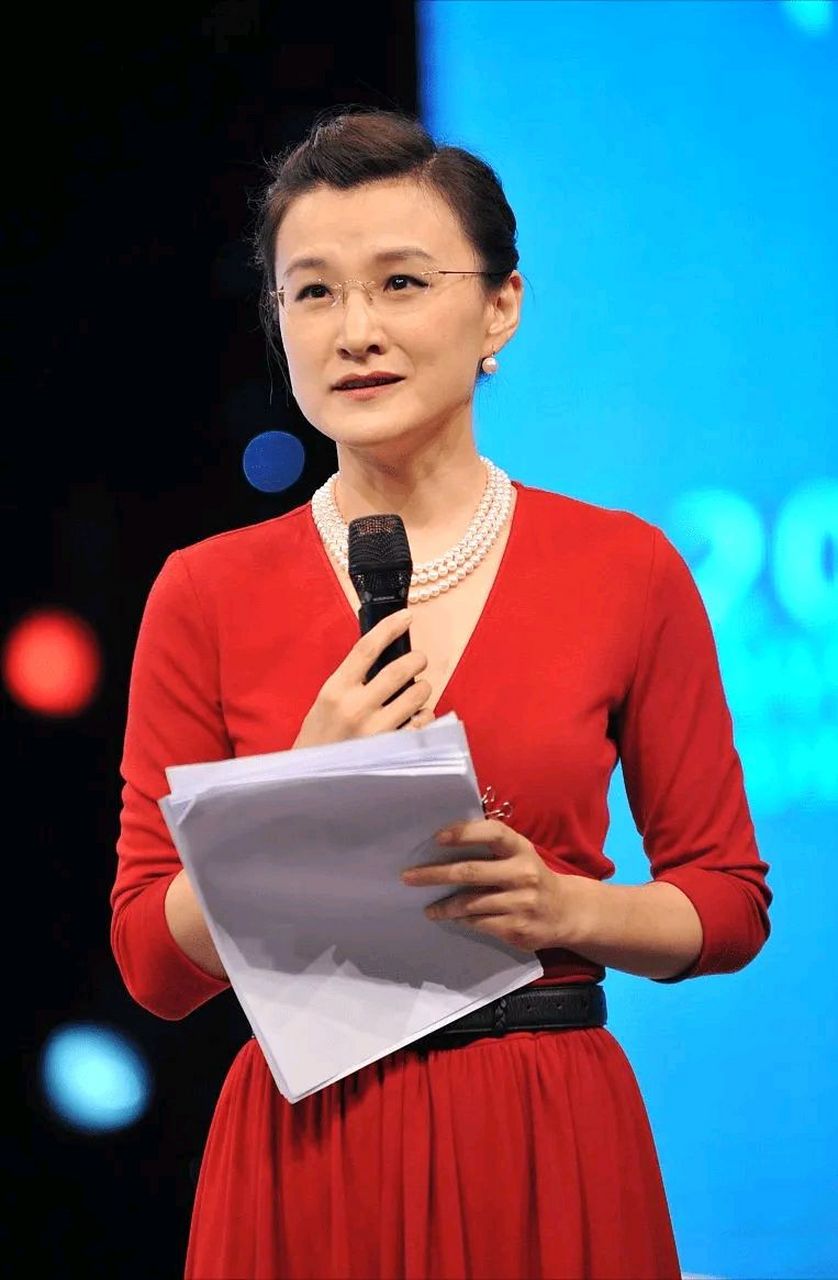 央视女主持董倩(央视节目主持人董倩)
