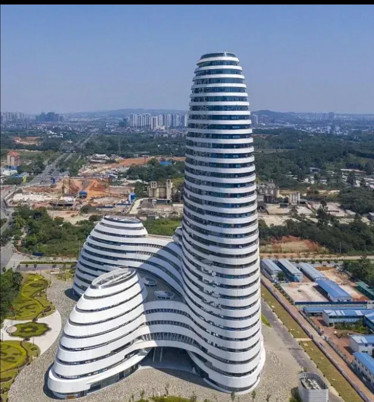 南宁五象新区新建筑:广西新媒体中心引人注目 广西新媒体中心位于南宁