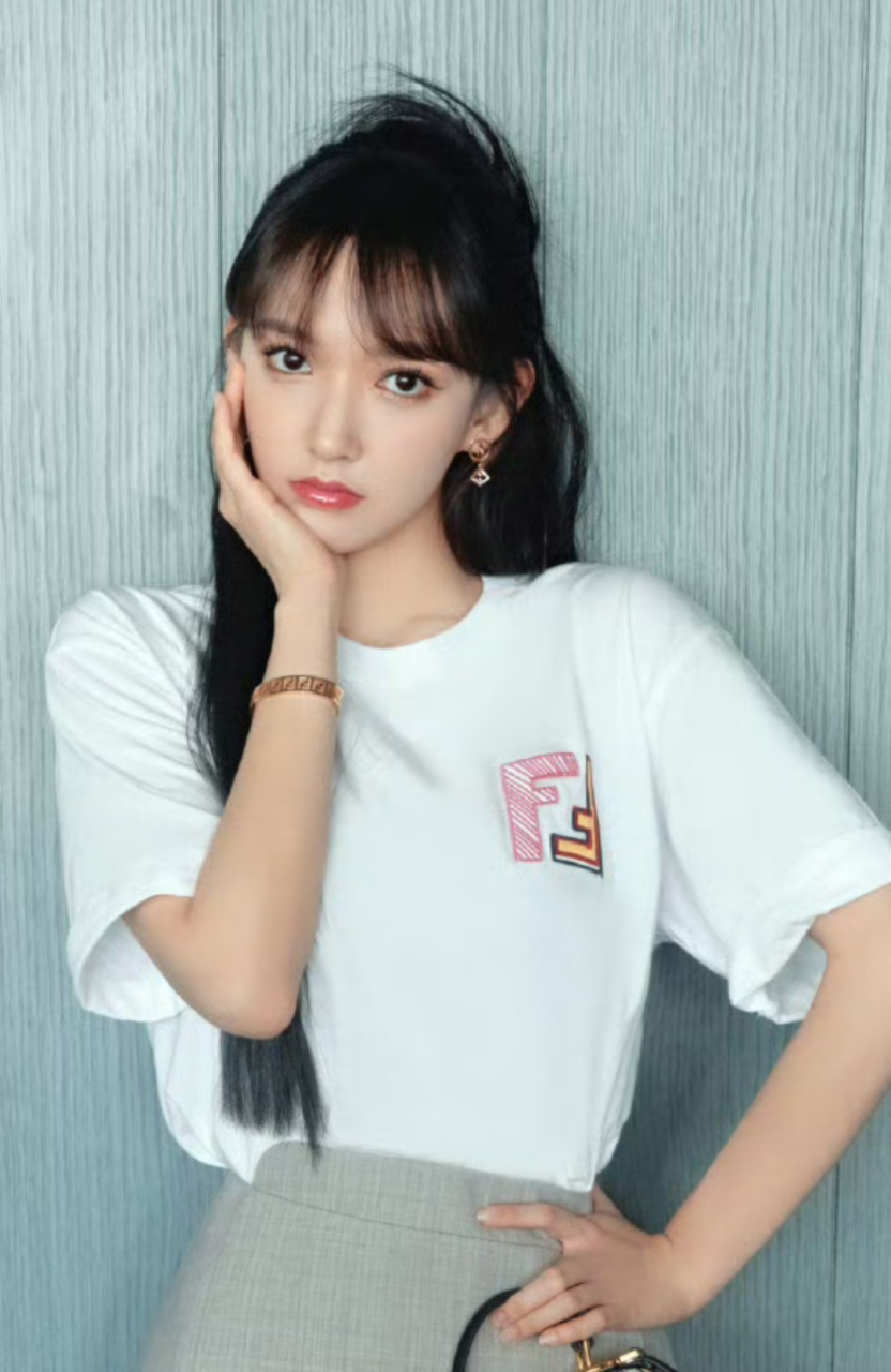 程潇为品牌拍宣传片,单手托腮表情一脸无辜,清新的邻家女孩气质招人