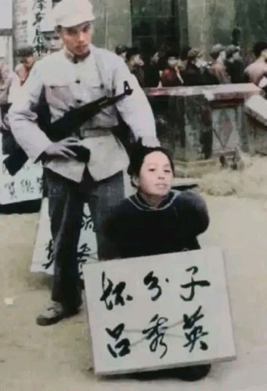 【老照片】1966年,广东惠州,公审大会上一名妇女被逼着下跪,她的头发