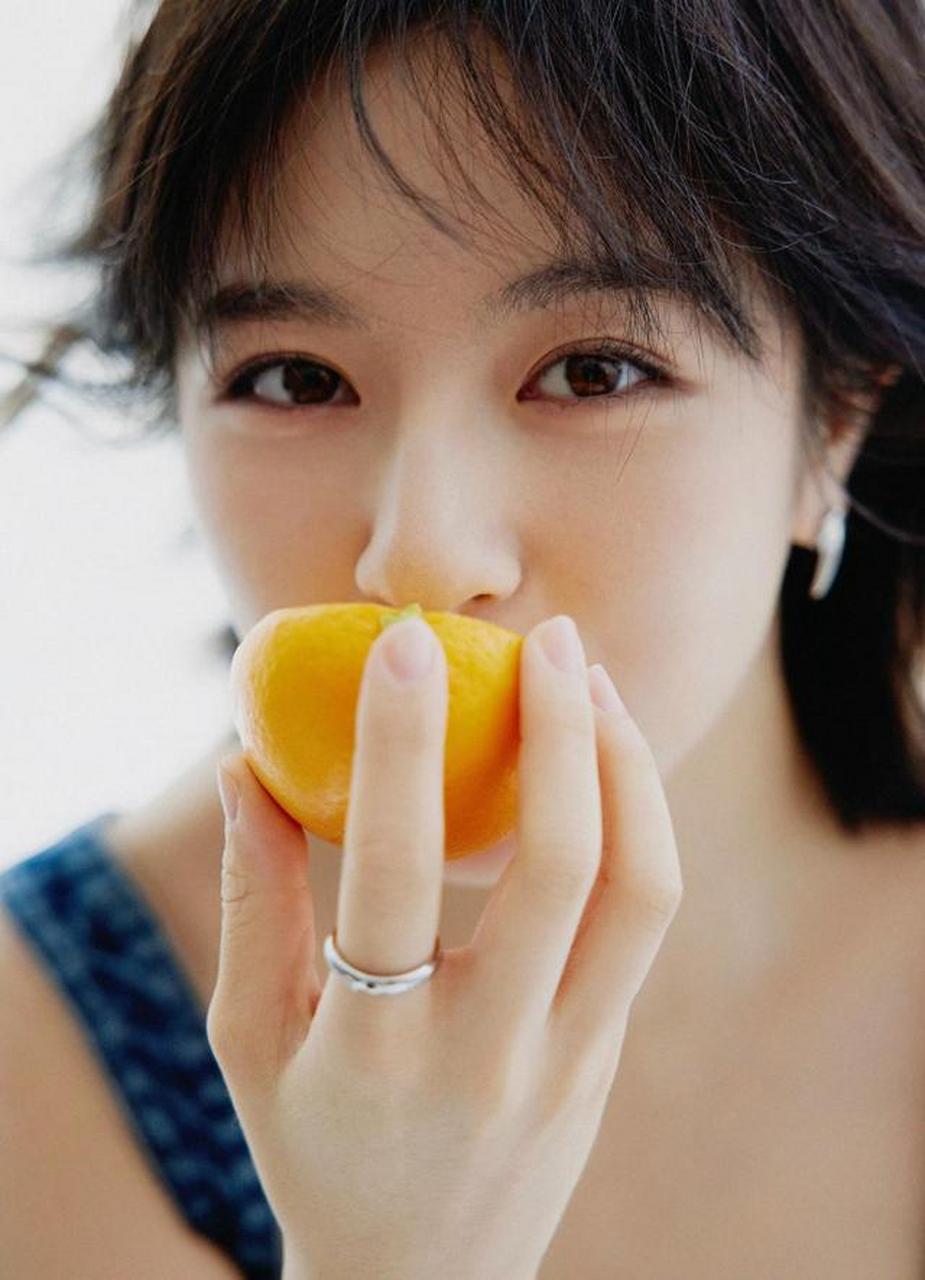 李兰迪穿露腰裙手捧香橙 笑眼弯弯灵动俏皮!