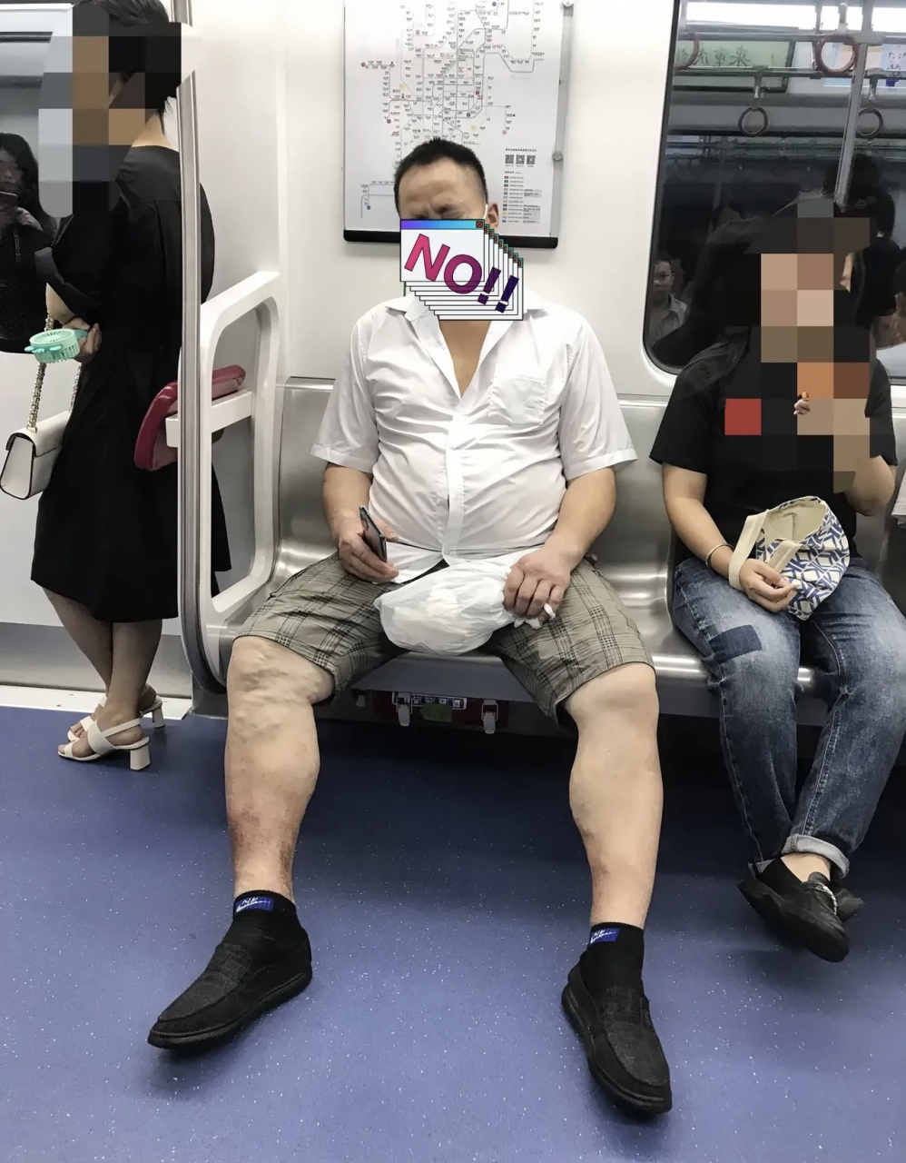 今天在1号线又看到这位庞大身躯坐2个位置的油腻大叔了.