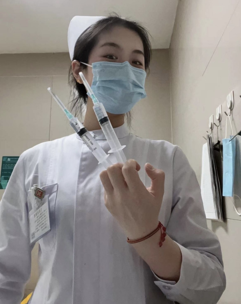 美女护士姐姐没有其他爱好,就是喜欢扎两针[笑哭]