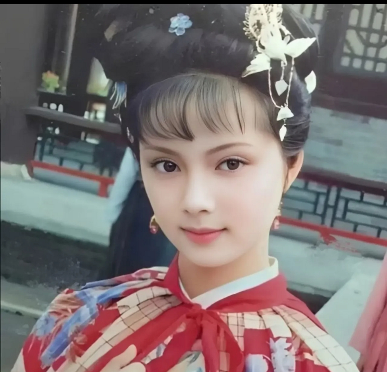 欧阳奋强回忆起过去的时候说:"张莉和宝钗有些相似,长得也很漂亮,性格