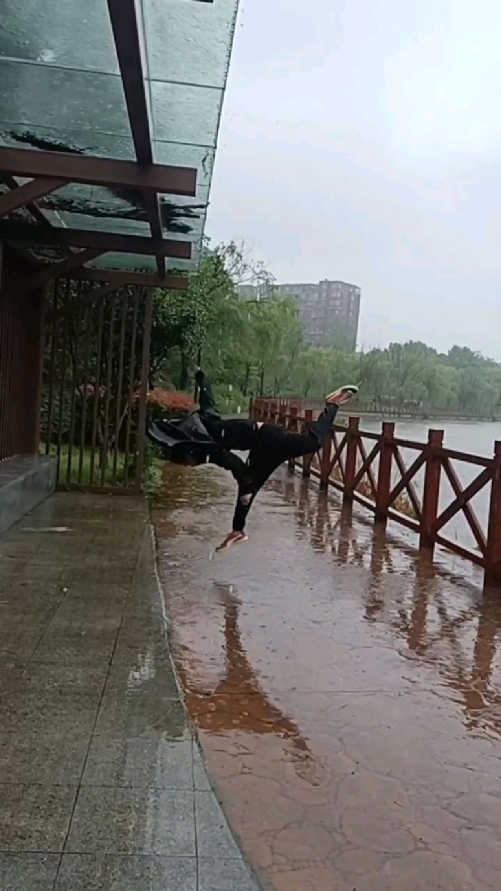 太帅了!小伙子展示跆拳道腿法特技加上了踢月腿-度小视