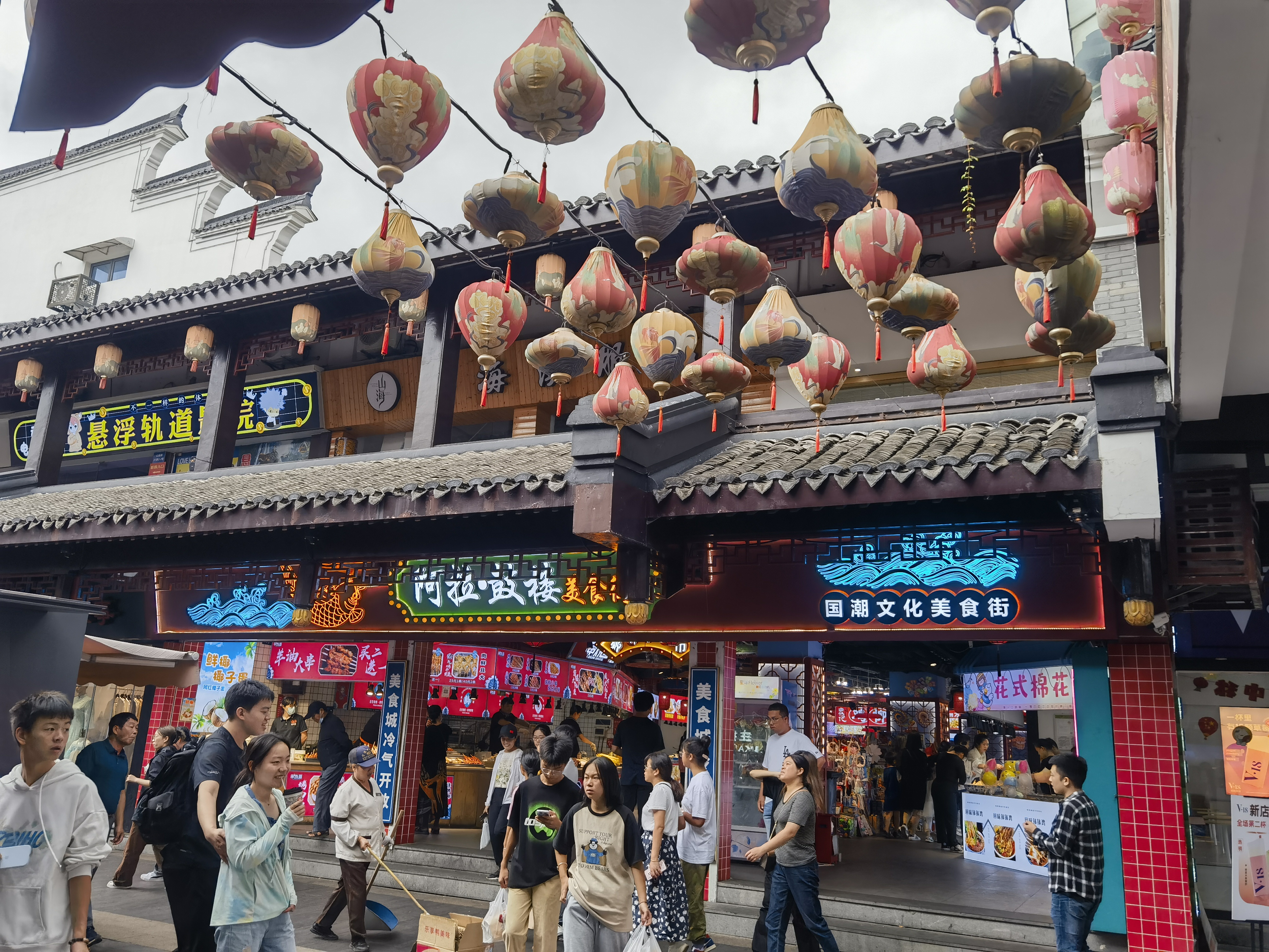 国庆假期宁波海曙鼓楼步行街商圈人气火爆,消费热潮不断