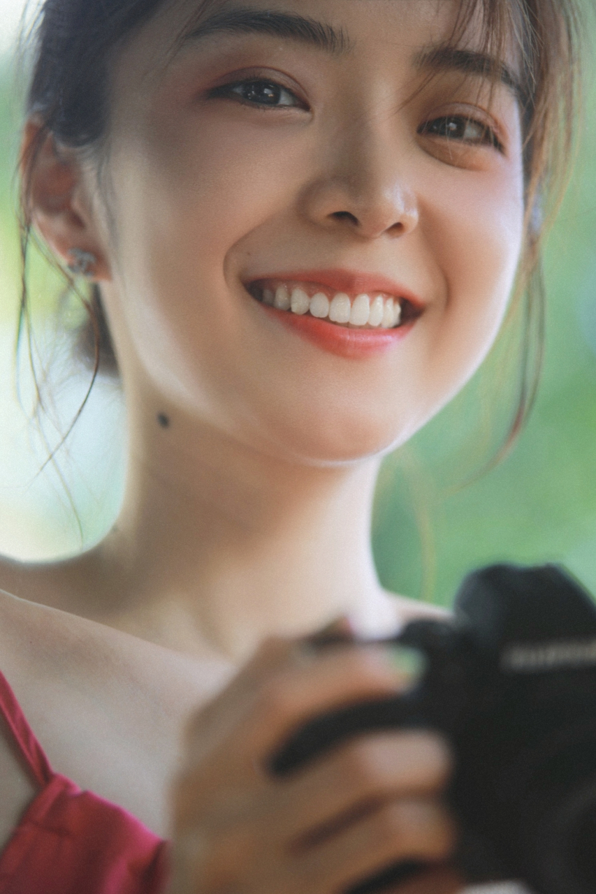 极品美女主持人余霜海滩泳装写真,笑容甜美,气质清新.