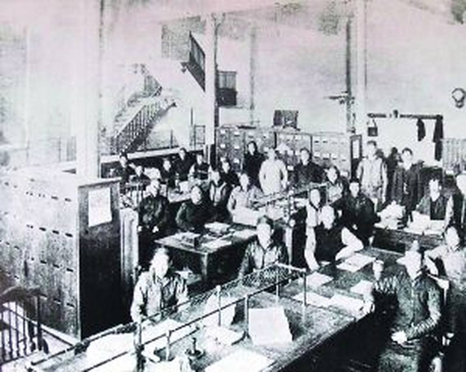老照片  民国时期 上海报社的内部工作场景