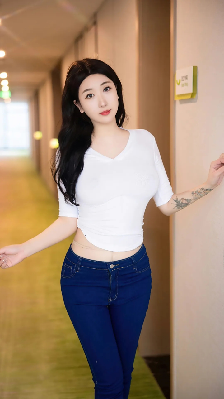 模特江真真 凸显圆润丰腴身姿#性感美女