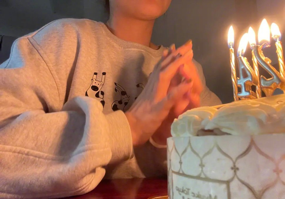 1张"帅哥一个人在肯德基过生日"的照片刷屏全网:总有人偷偷爱你