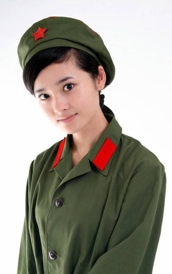 身穿65式军装的女兵图片