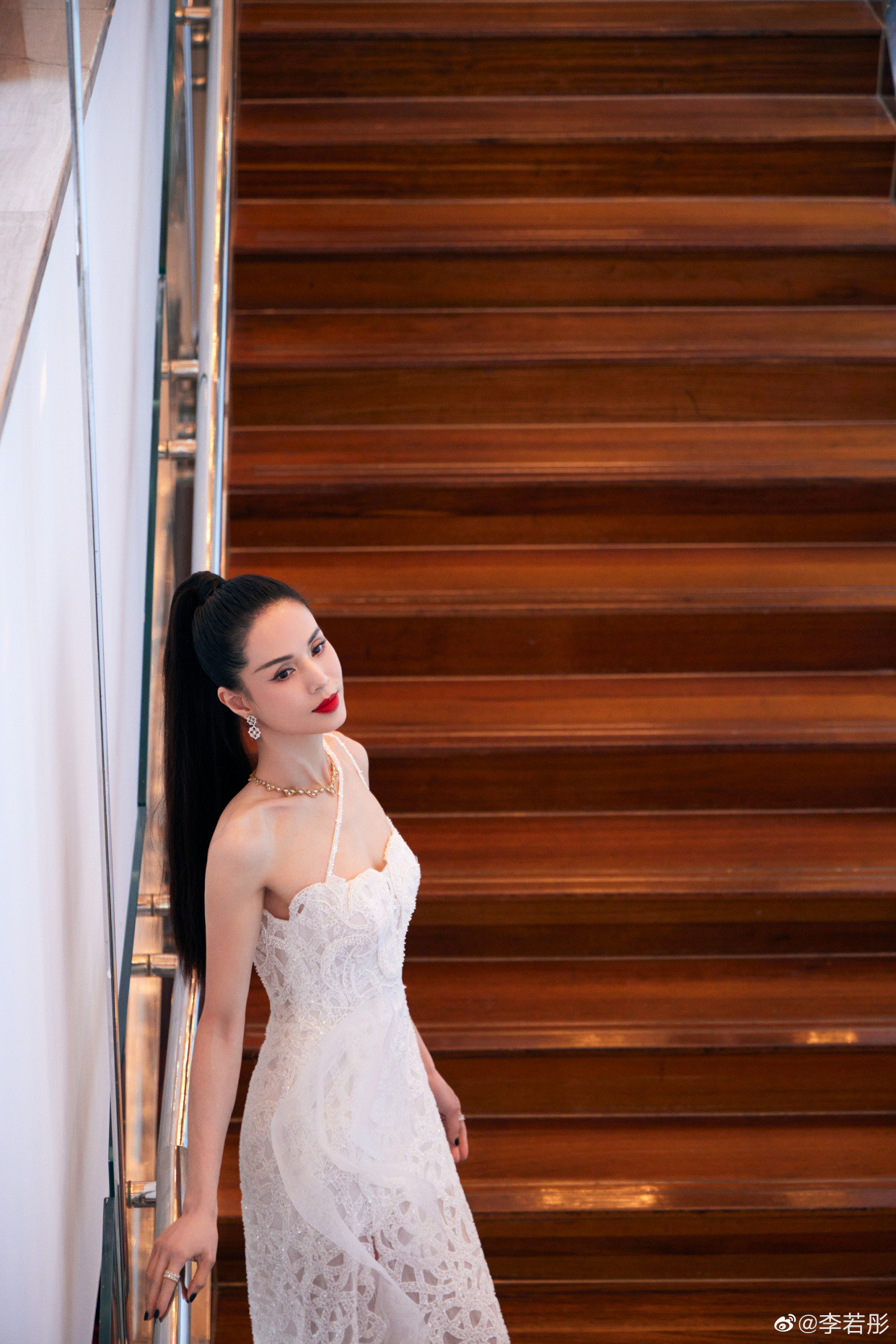 李若彤写真,身穿白色吊带镂空裙,气质高雅,美丽非凡