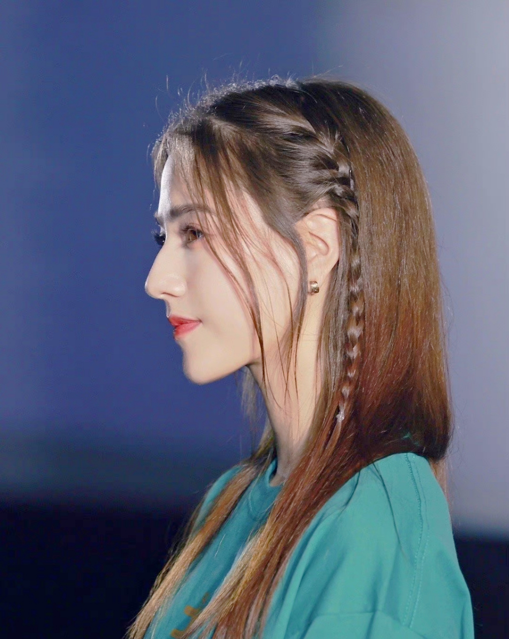 娜然出演的妲己真的美,素颜也很漂亮,看这侧颜多么