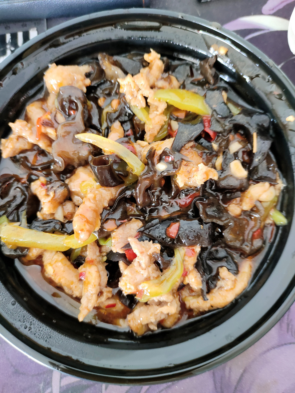 我点了不少家外卖的小碗菜,鱼香肉丝他们大多喜欢放蒜苔充当配菜,这是