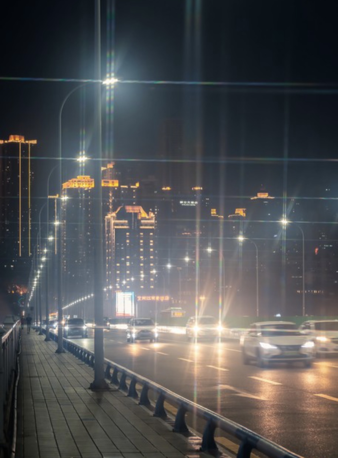 小时候的黑夜真的很黑,城市里的黑夜灯火通明