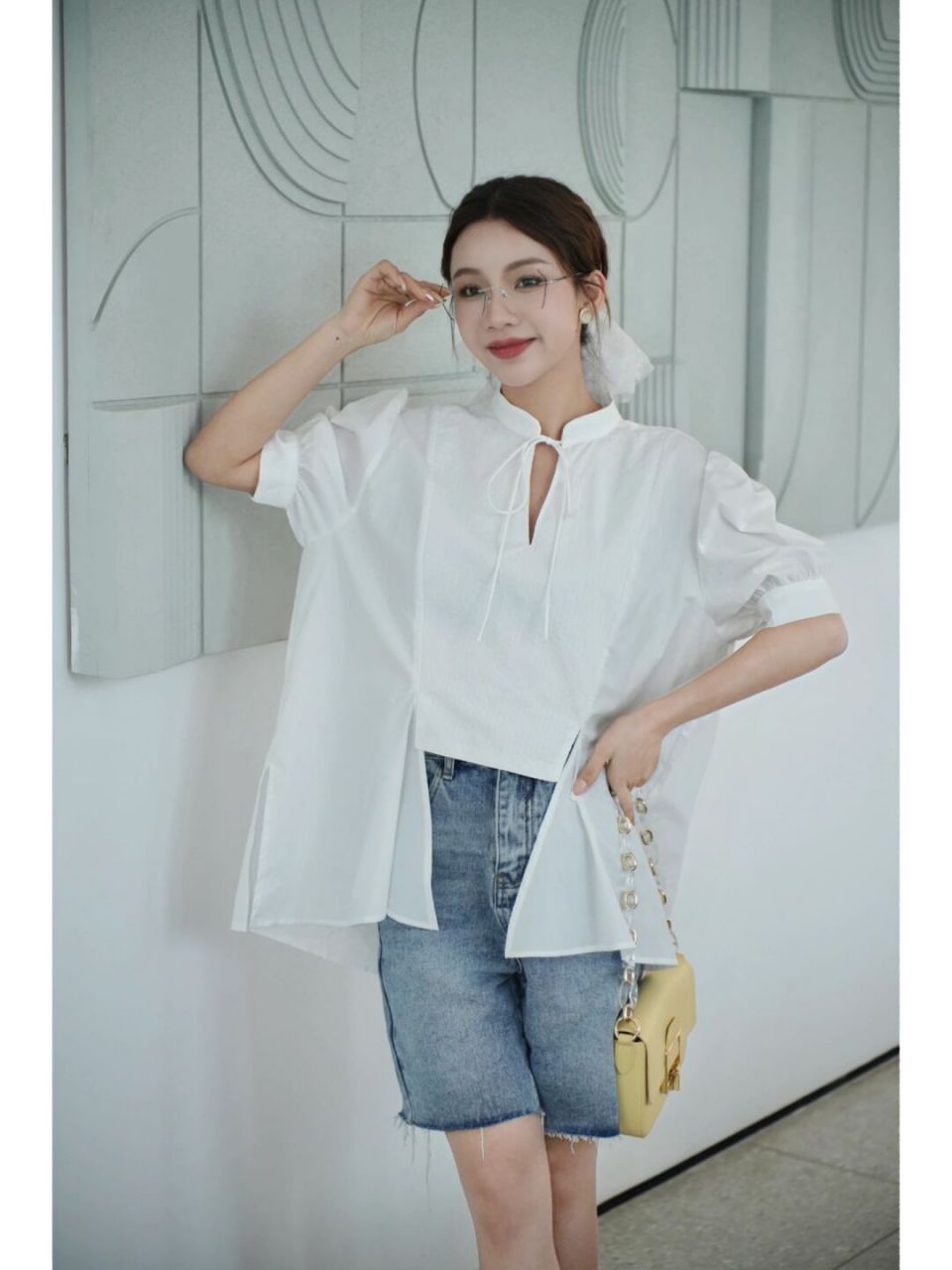 个性十足的白色衬衫上衣搭配上牛仔五分裤,这样的穿搭很好看,普通女生
