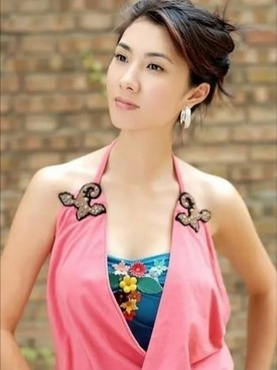 边潇潇出生于山西省运城市永济市,中国内地女演员,毕业于北京电影学院