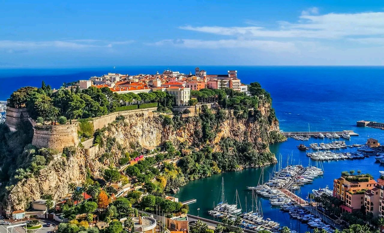 你以为这是某个沿海城市一角?其实这是摩纳哥全景图